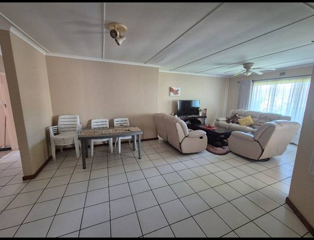 3 BEDROOM TOWNHOUSE FOR SALE IN MANABA BEACH